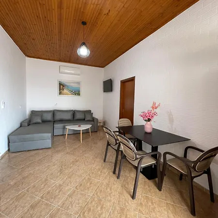 White House Dami Nyaraló *